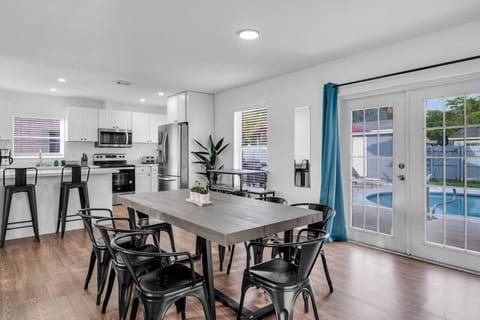 Dining table for 8 persons plus additional seats by the counter