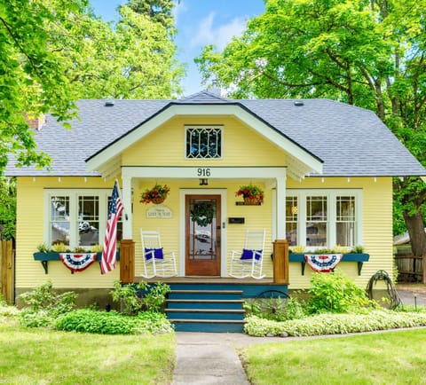 Beautiful historic craftsman home built in 1930 by G.O. Phippeny.