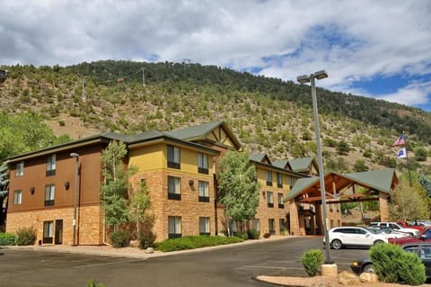 Arrive with ease to a welcoming mountain lodge exterior.