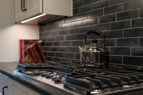 Brew a morning cup or simmer something special—this gas range is ready.
