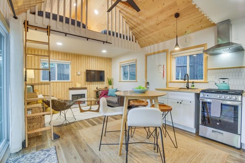 Dining Area | Dishes & Flatware Provided | 1st Floor