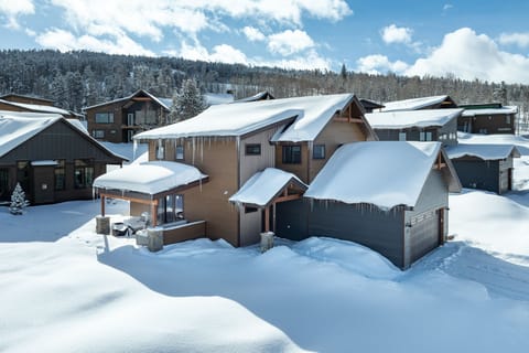 575 Escape in Granby Ranch provides easy access to 2 lifts & Base Camp.