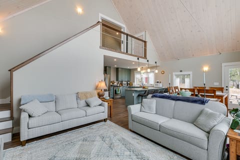 Living Room | Flat-Screen TV | Free WiFi