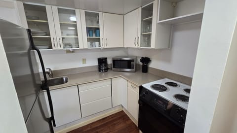 Fully equipped kitchen.