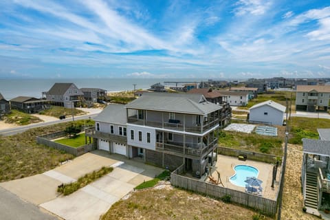 Suite Pea is located in the heart of Kill Devil Hills, with tons of amenities and ocean views for days!