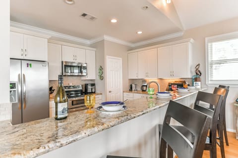 ENJOY BREAKFAST AT THE BREAKFAST BAR