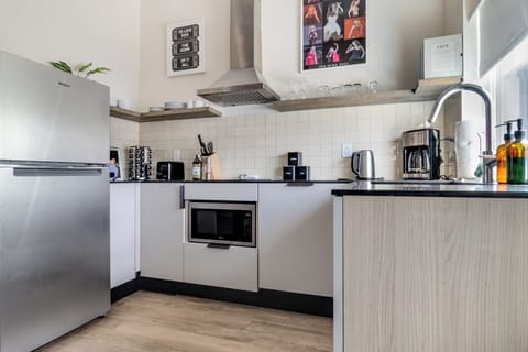 Full kitchen. (C102)