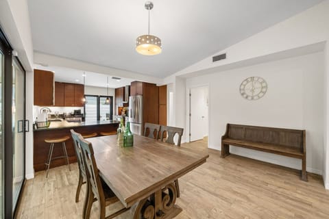 Extra leaf and bench for more seating