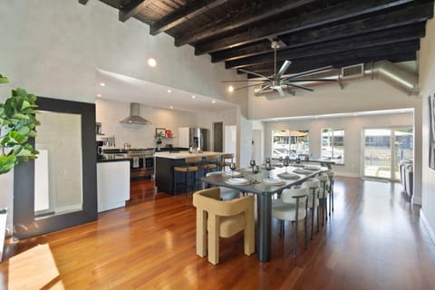 Beautiful natural light and a mirror for you to take the selfies!!