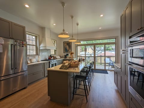 Full kitchen with island seating for 4.