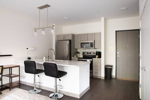 Fully equipped kitchen with bar seating