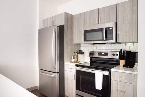 Fully equipped kitchen with bar seating