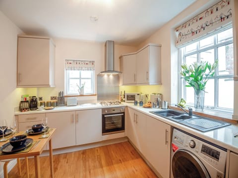 Kitchen/diner | Mews Cottage, Abergele