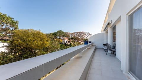 Experience luxury living in Vale do Lobo with this stunning apartment composed with a beautiful balcony equipped with outdoor furniture and a barbecue for dining and sunbathing. 
#balcony #relax #algarve #portugal