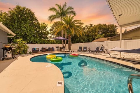 Dive into family fun! Private heated pool, loungers & hammock—your stress-free Florida escape. Create long-lasting memories under the palms. 🌴💦 #FamilyVacation #FloridaPoolHome #StressFreeStay