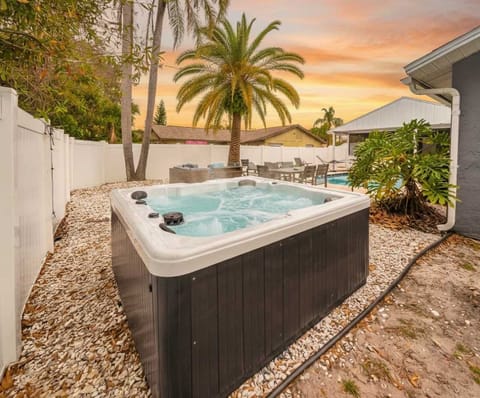 Relax & recharge in your private hot tub. The perfect family-friendly spot to soak away stress & enjoy peaceful Florida evenings. 🌙✨ #HotTubRetreat #StressFreeStay #FamilyVacation