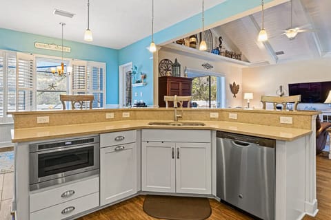 Spacious kitchen with a wraparound bar 🏝️🍹
Prep meals with ease while everyone hangs out nearby—perfect for morning coffee, snacks, and family dinners after the beach.
