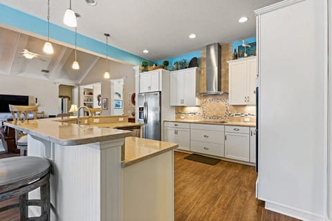 Chef’s Kitchen + Breakfast Bar 🍳✨
Bright, open, and fully stocked—perfect for family meals, snack time, and gathering around the island before heading to the beach.
