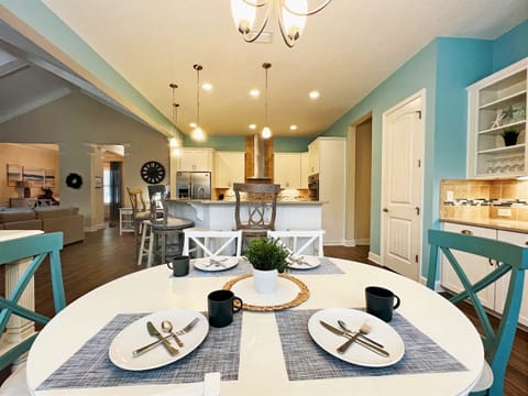 Open-concept gathering space 🌴✨
From breakfast at the table to cocktails at the bar, this bright coastal kitchen + dining area keeps everyone together—perfect for meals, games, and making memories.
