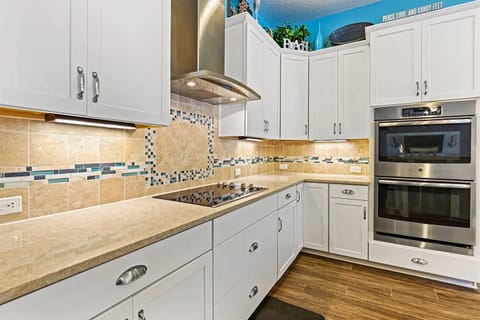 Chef-worthy beach kitchen 🍳🌊
Bright, spotless, and stocked for family meals—enjoy tons of counter space, sleek double ovens, and everything you need to cook like you’re at home (just with better views).
