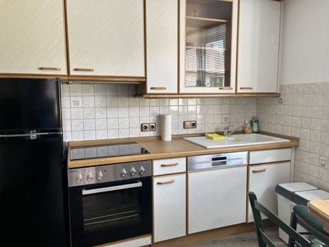 Cabinetry, Building, Countertop, Kitchen Sink, Furniture, Property, Sink, Tap, Kitchen Stove, Drawer