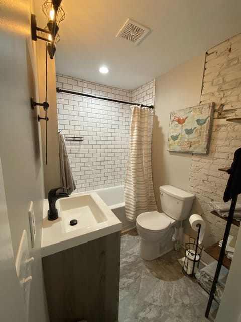 Main Bathroom with Shower and Tub