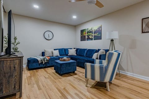 Score a Hole-in-One in Comfort: Our Living Room, Where Relaxation Meets Golf-Themed Charm! 🛋️⛳✨