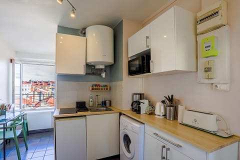 A fully equipped kitchen
