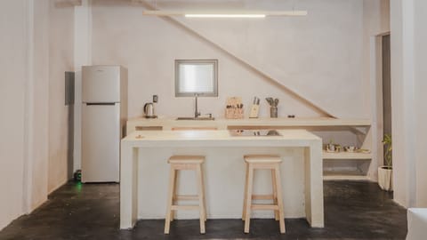 open-concept kitchen and living room at @casa.leah, designed for effortless comfort. With ceiling vents keeping the space perfectly cool, it’s the ideal spot to cook, relax, and connect during your stay.