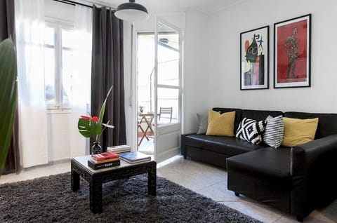 LOUNGE - Spacious lounge with SAMRT TV, double sofa bed, quality furnishings and access to the terrace/ Large balcony with seating. 