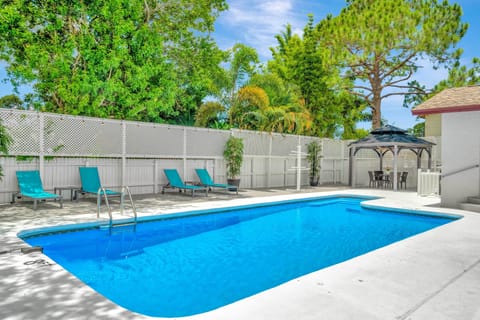 Largo Vacation Rental | 3BR | 2BA | 1,500 Sq Ft | 1 Step to Enter
