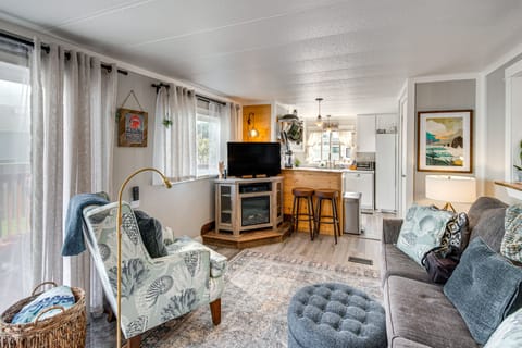 Living Room | Smart TV | Free WiFi | Single-Story Home