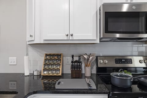 Fully stoked kitchen to make delicious meals with more than 16 seasonings!