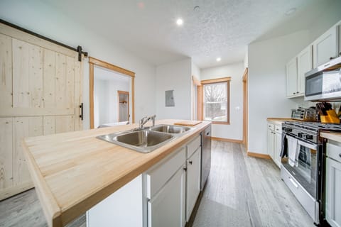 Kitchen | Keurig Coffee Maker | Dishware & Flatware