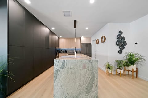 Large gourmet kitchen, fully stocked