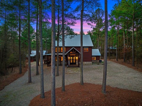 Welcome to Long Branch Lodge! A longtime Broken Bow favorite with plenty of room to hold those family and friend gatherings.