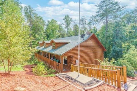 Gorgeous cabin with wooded privacy on over half an acre!