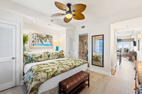 Bedroom with tropical décor 