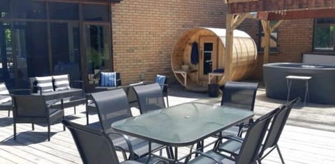 Hot tub. Wood burning sauna. Bbq's. 