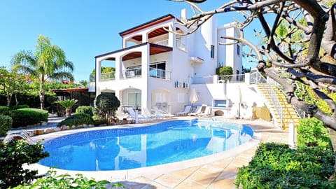 Beautifully maintained villa in the heart of Coral Bay.