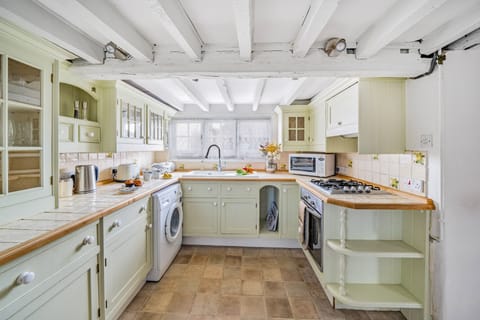 Fiddlers Green, Hamworthy, Poole: The bright double-aspect kitchen