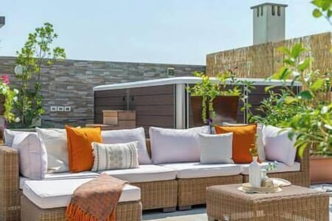 Ampio divano esterno e piscina rialzata. 