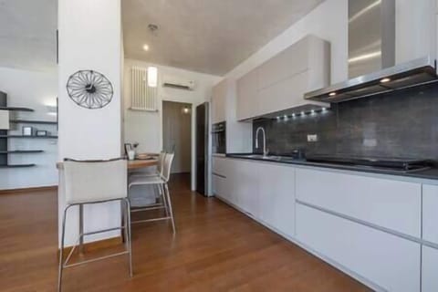 Cucina attrezzata completa di tutti gli elettrodomestici. 