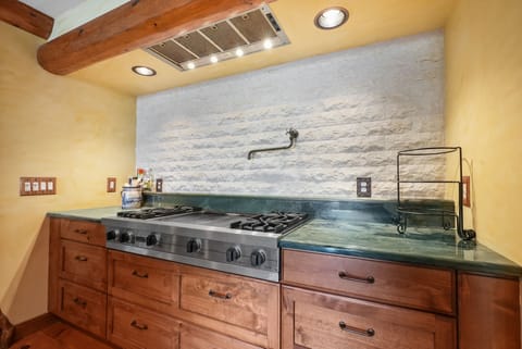 4-burner Gas Cooktop and Griddle