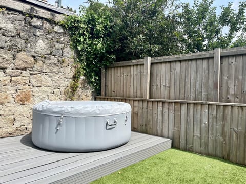 Hot Tub / whirlpool bath (Outdoor)