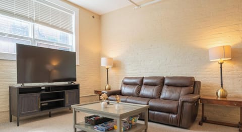 Get comfortable in this inviting Albany retreat featuring a plush leather sofa, large smart TV, and relaxing ambiance. Scan the QR code for a 3D virtual tour and explore every detail before your stay!