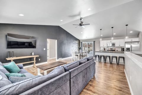 Large Open Concept Main Level
Smart TV with Cable
Pull out sofa