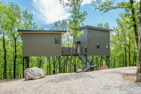 The Aged Owl is a treehouse with a Conference room attached.  The Conference Room is a separate rental and this listing is only for the treehouse.  There will not be any conference room guests while you are renting the treehouse.