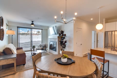 Dining Area | Dishware & Flatware Provided