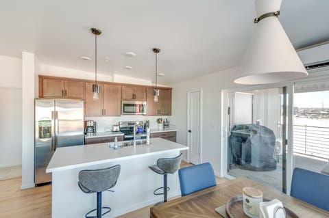 Dining Area | Dishware/Flatware | Breakfast Bar